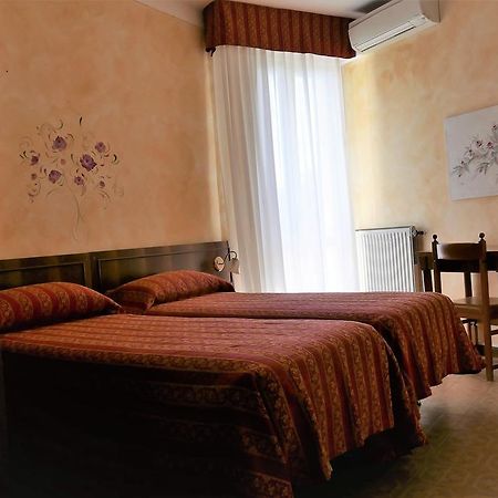 Albergo Villa Angela トスコラーノ・マデルノ エクステリア 写真