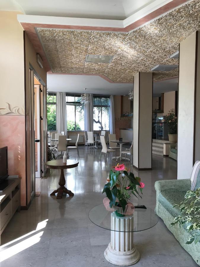 Albergo Villa Angela トスコラーノ・マデルノ エクステリア 写真