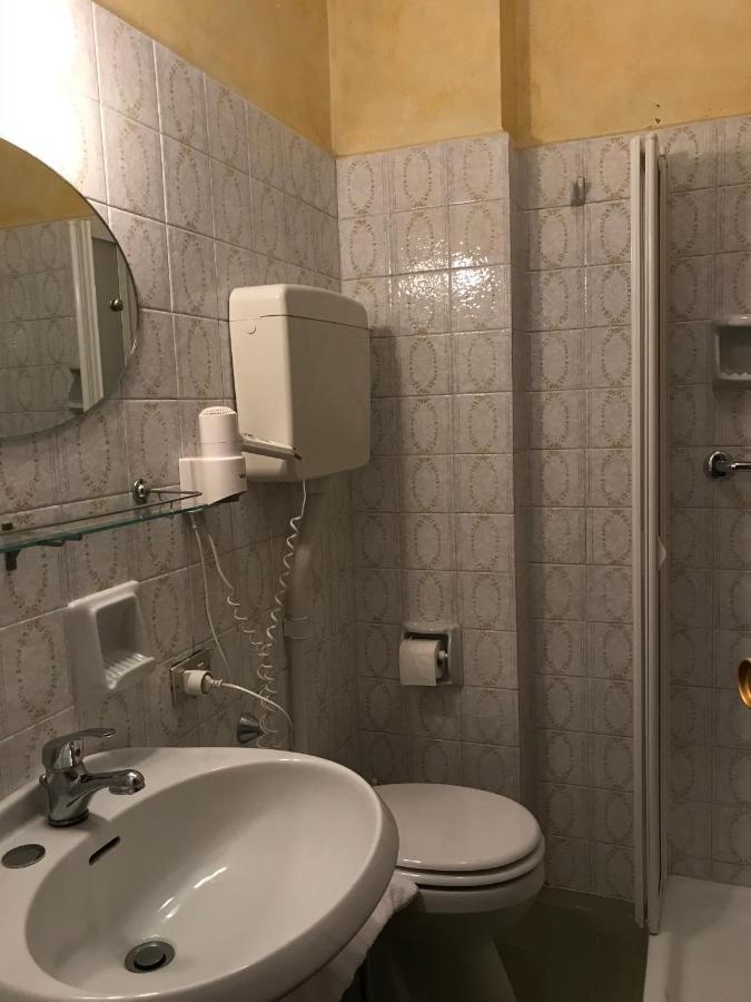 Albergo Villa Angela トスコラーノ・マデルノ エクステリア 写真