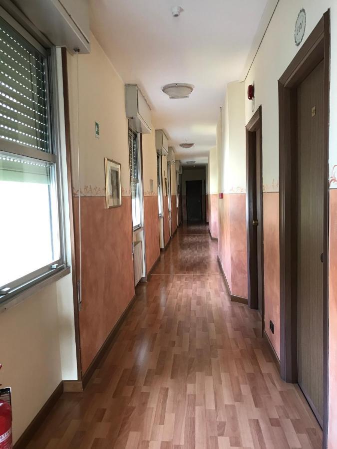 Albergo Villa Angela トスコラーノ・マデルノ エクステリア 写真