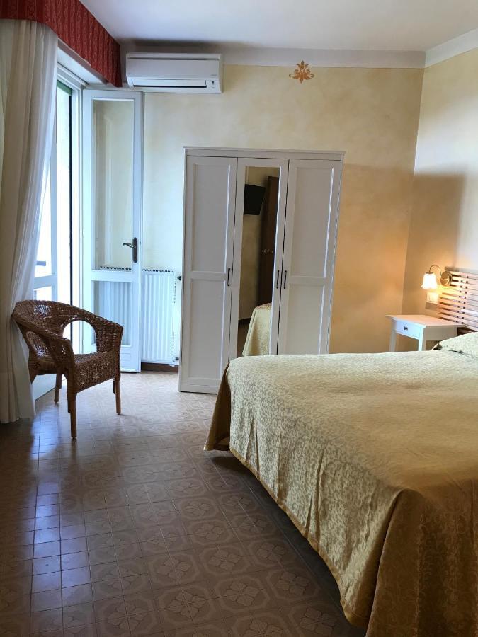 Albergo Villa Angela トスコラーノ・マデルノ エクステリア 写真